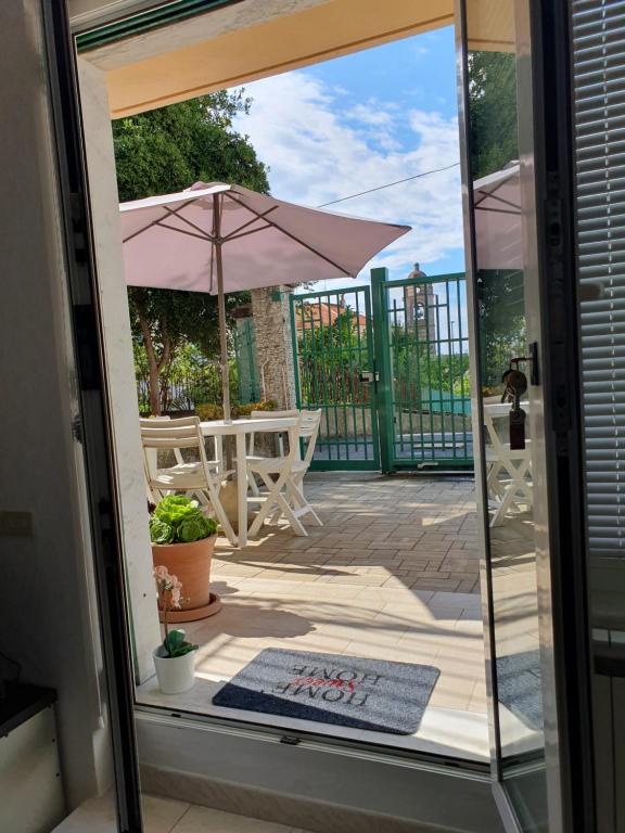 patio con ombrellone, tavolo e sedie di Casa SilSte a Varazze
