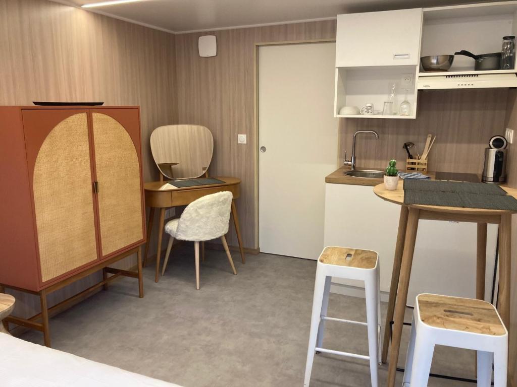 Kuchyň nebo kuchyňský kout v ubytování Hôtel Des Argousiers
