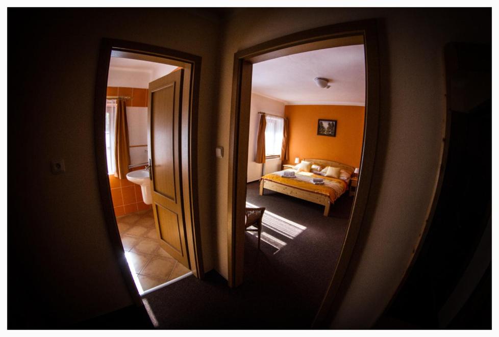 Postel nebo postele na pokoji v ubytování Horský Hotel Sněženka