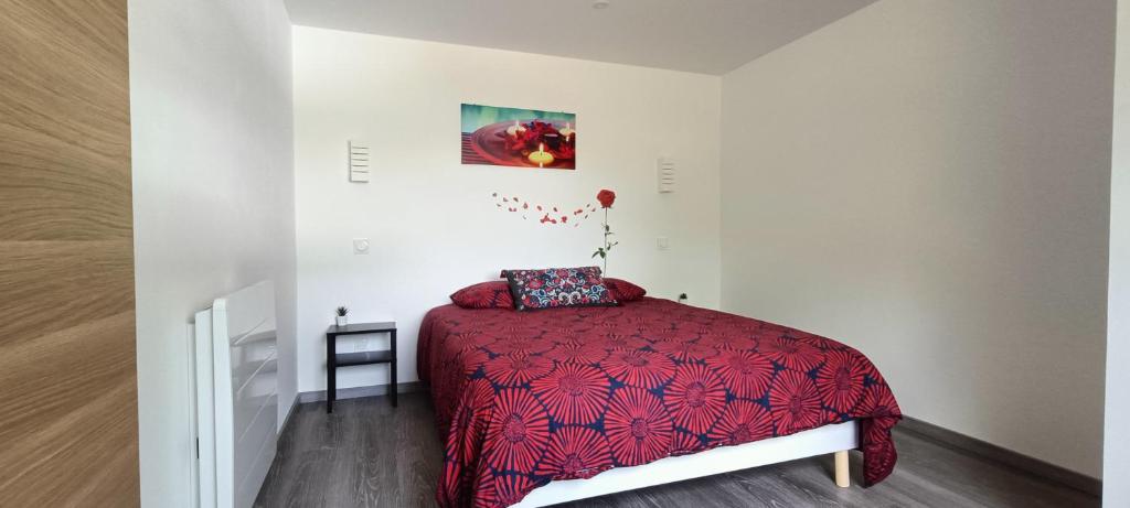 - une chambre avec un lit et une couette rouge dans l'établissement Le domaine du Parc Thermal, à Lons-le-Saunier