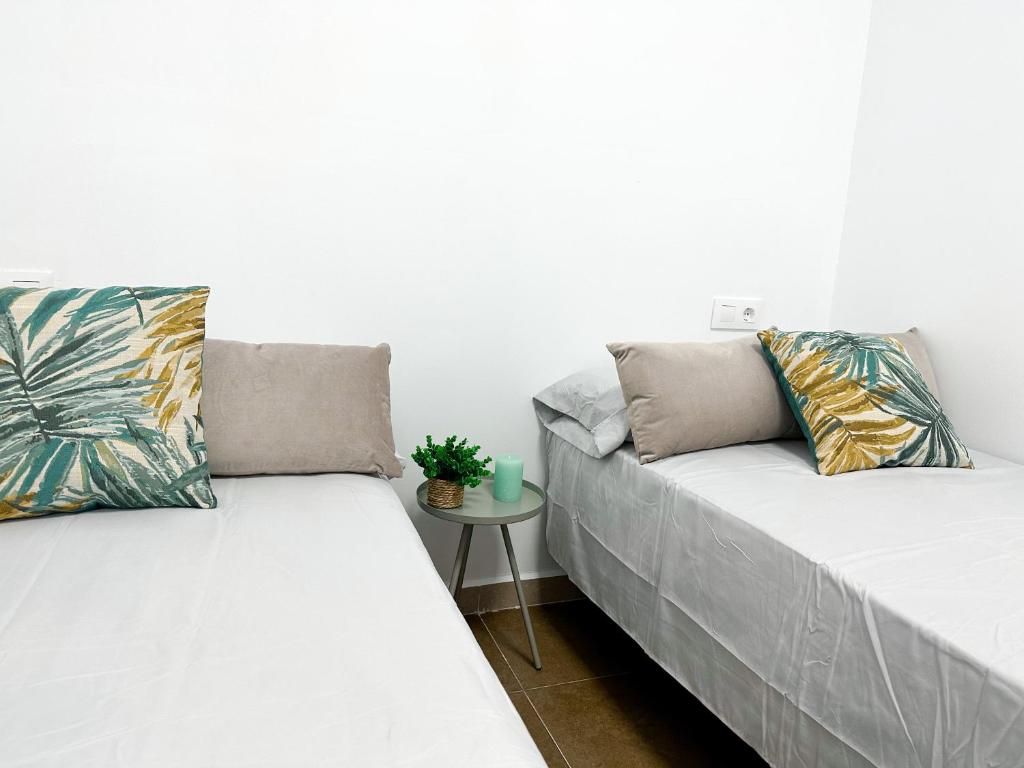 twee bedden naast elkaar in een kamer bij Casa Almanzora in Zurgena
