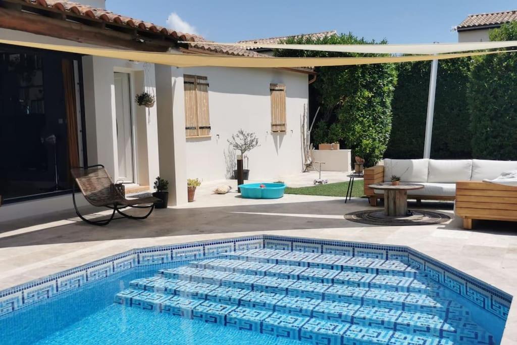 une piscine devant une maison dans l'établissement Villa proche d’Avignon, à Rochefort-du-Gard