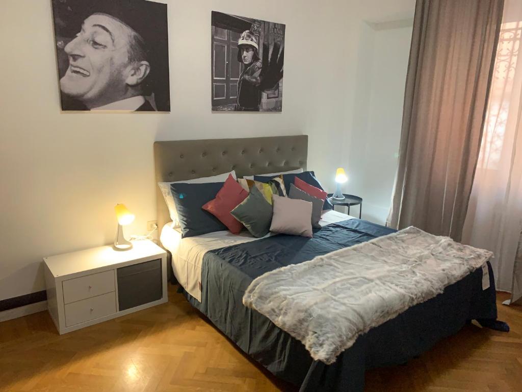 um quarto com uma cama com almofadas e uma mesa de cabeceira em Civico 85 em Roma