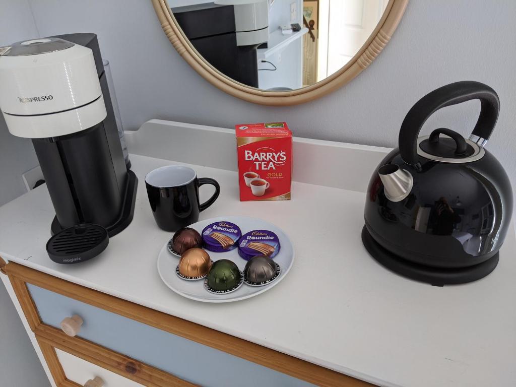 Příslušenství pro přípravu čaje a kávy v ubytování Sligo Bay Lodge
