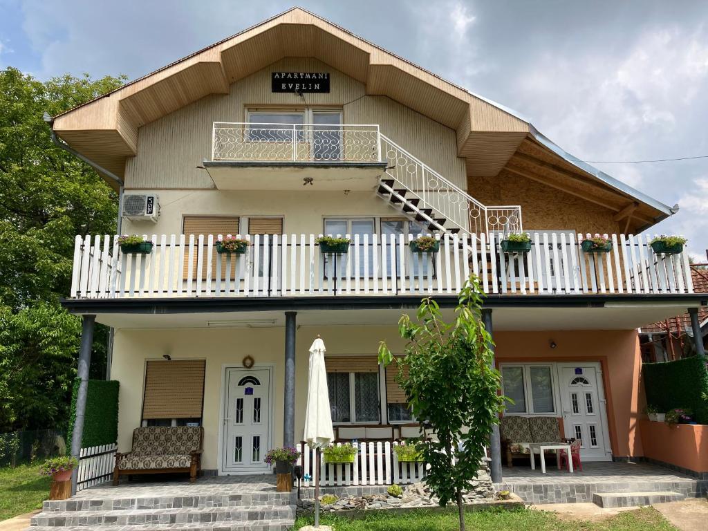 una casa con balcón en la parte superior en Apartamani Evelin, en Veliko Gradiste