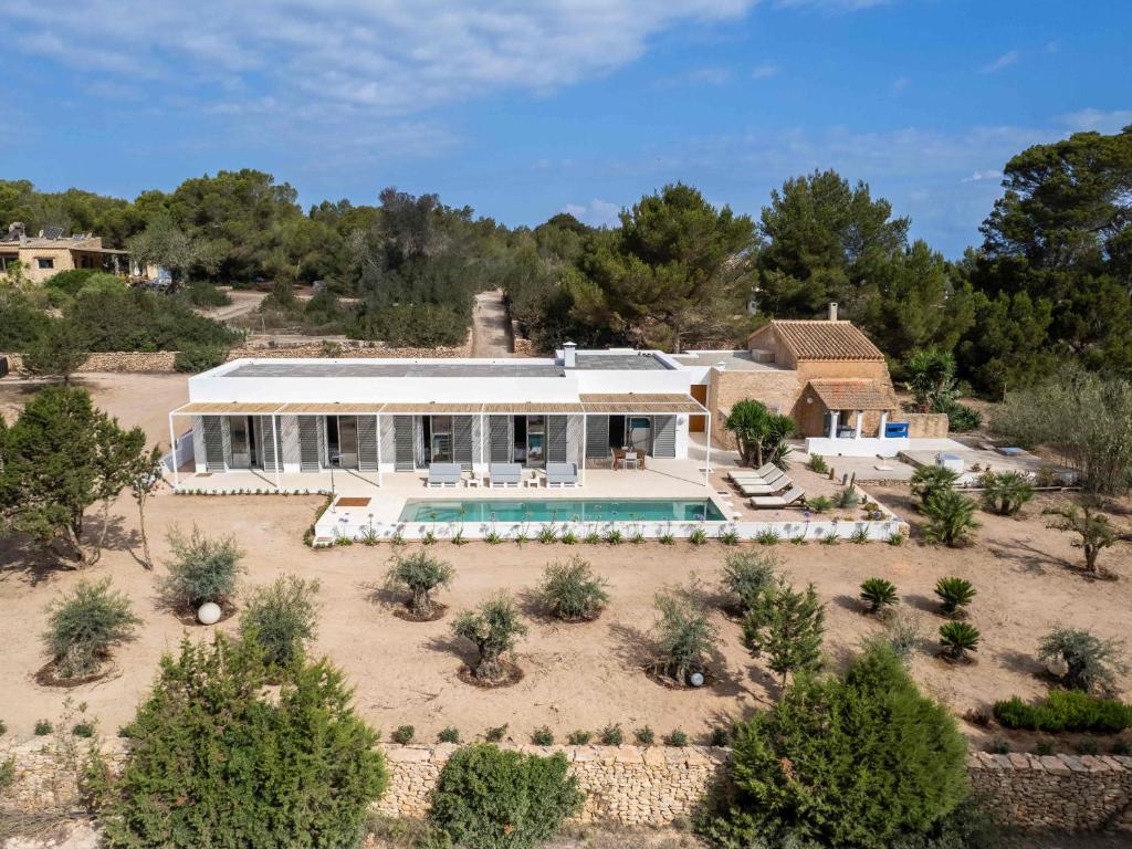 una vista aérea de una casa con piscina en Can Corda Formentera en Cala Saona