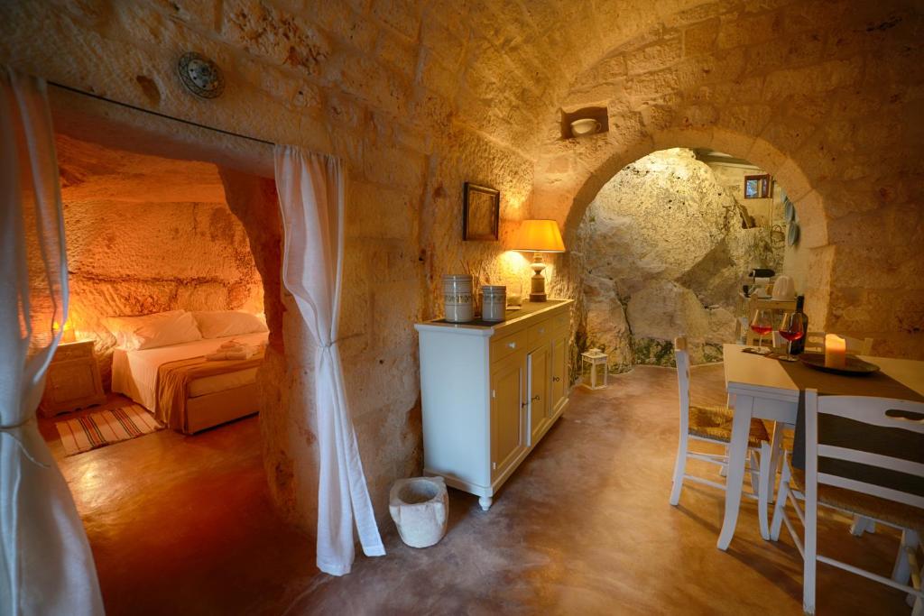 una camera da letto con un letto e un tavolo in una stanza di La Lamia 1864 by Rentbeat a Ostuni