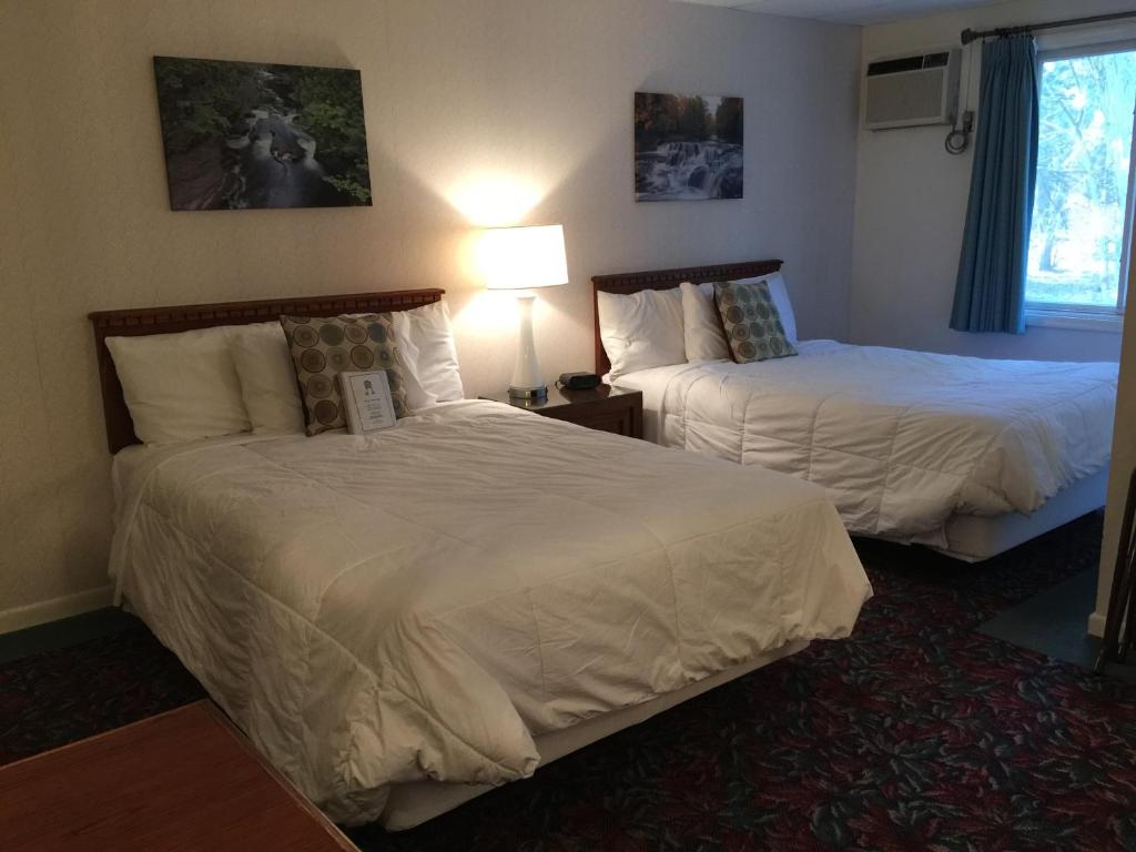 Postel nebo postele na pokoji v ubytování Cedar Motor Inn