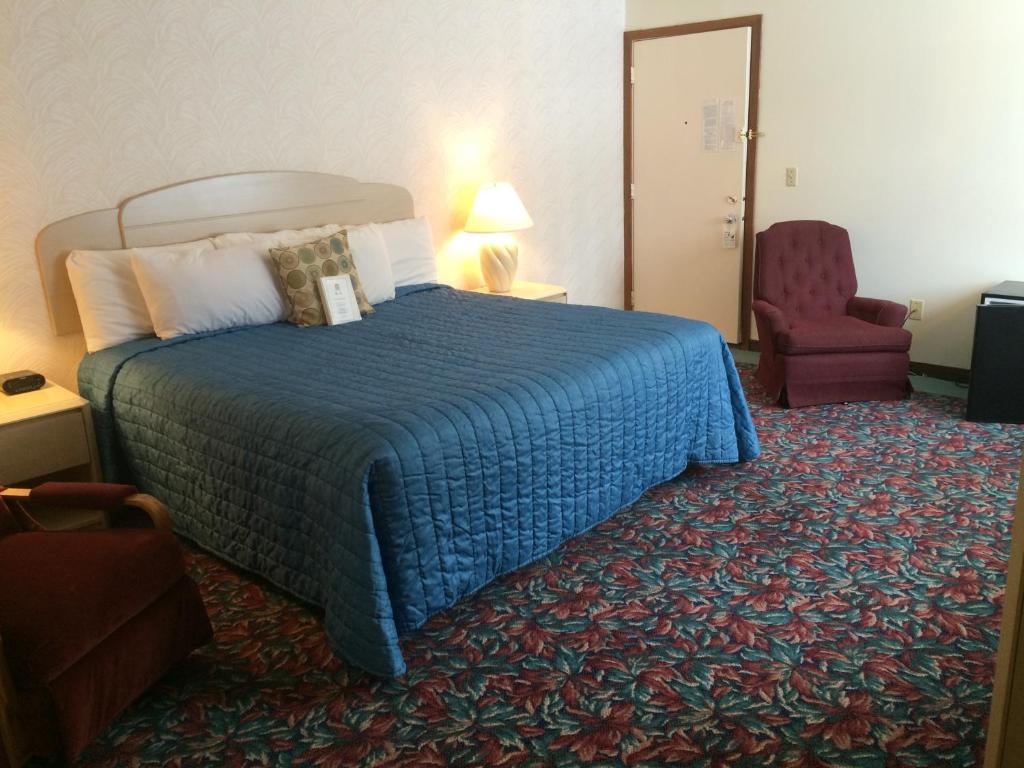 Postel nebo postele na pokoji v ubytování Cedar Motor Inn