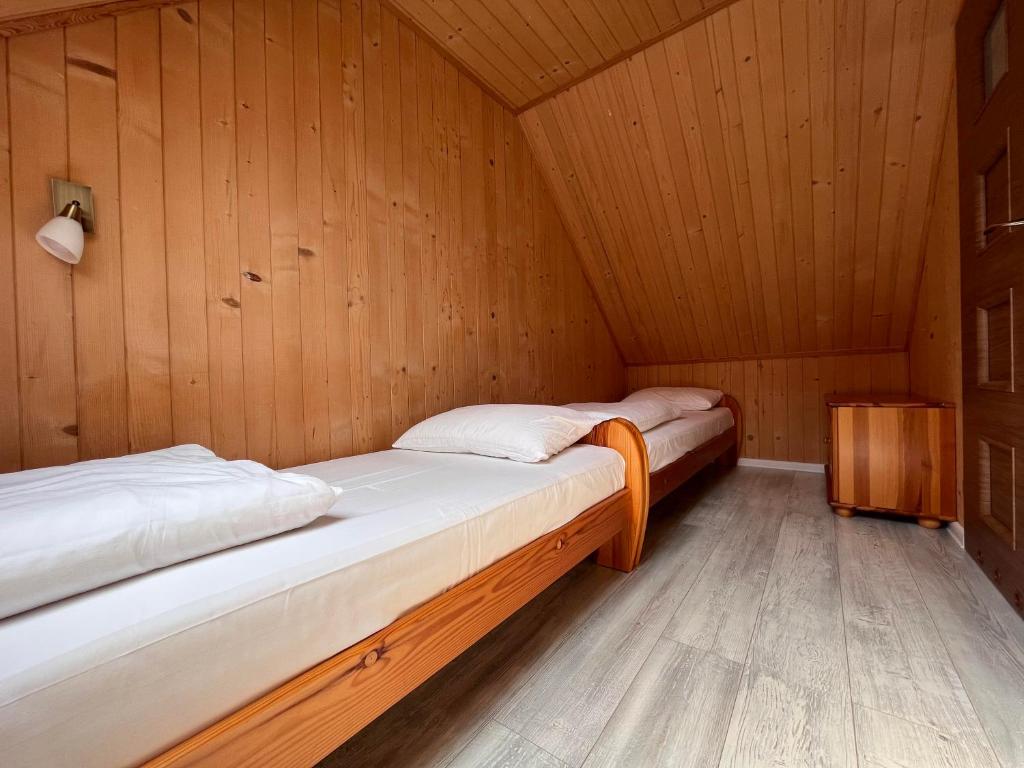 En eller flere senge i et værelse på Domki Wakacyjne Rybak