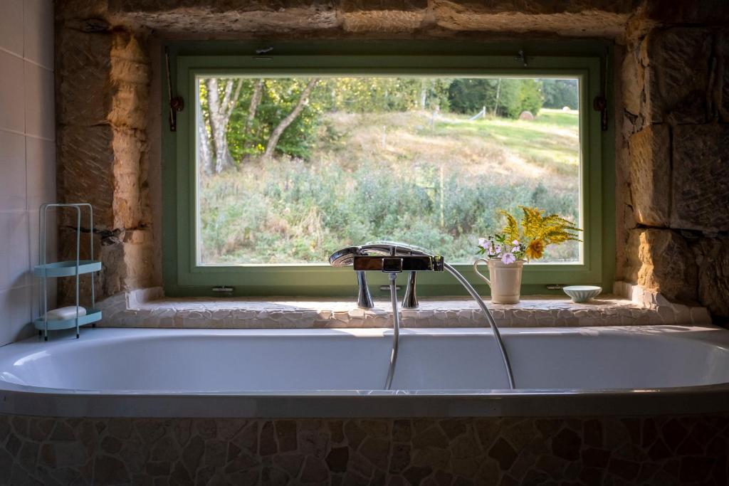 Fotografie z fotogalerie ubytování ENJOY Cozy Romance Hills Forest Gardens Views Sauna Whirlpool Bath v destinaci Jablonné v Podještědí