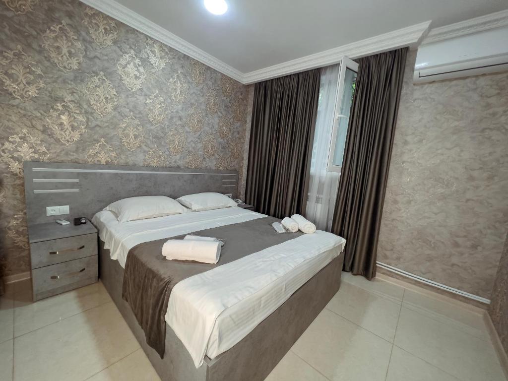 Postel nebo postele na pokoji v ubytování Opera Avenue Hotel