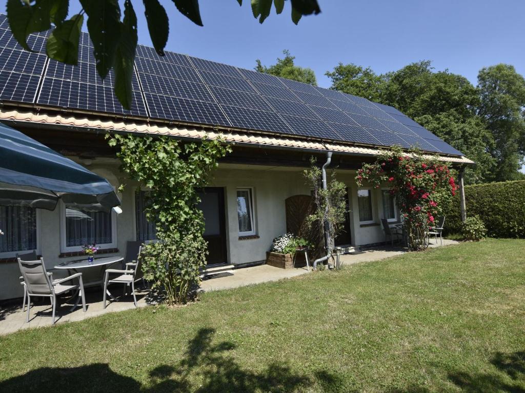 NeubukowにあるTasteful Holiday Home in Neubukow with Terraceの屋根に太陽光パネルを敷いた家