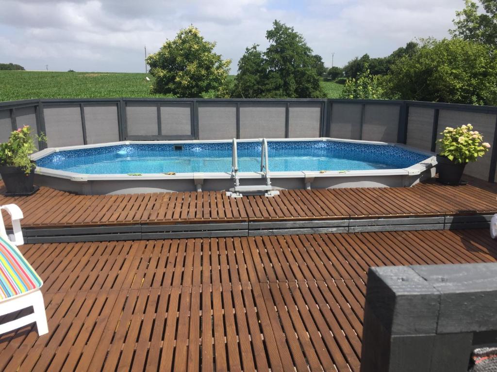 - une piscine au-dessus d'une terrasse en bois dans l'établissement Walnut House, à Vire