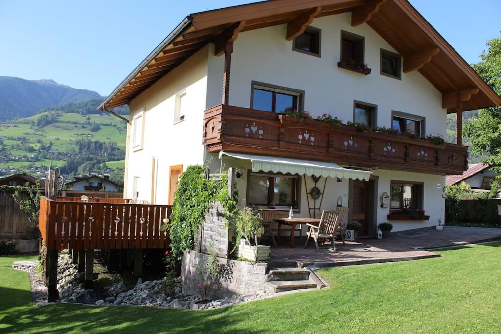 una grande casa con balcone e tavolo di 9 persons apartment Haus Anna Louise a Niedernsill