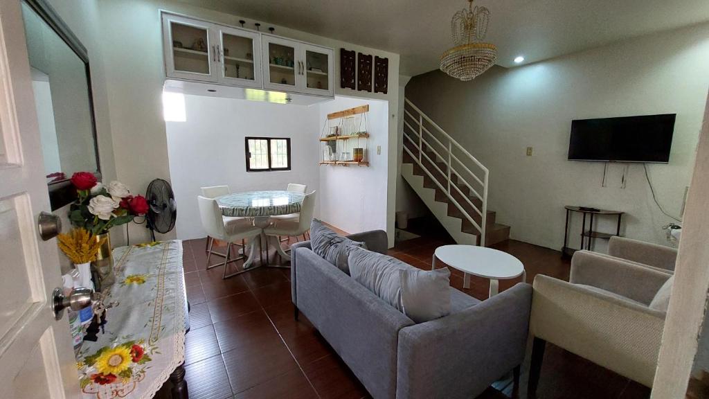 een woonkamer met een bank en een tafel bij YYY's Townhouse in Malolos