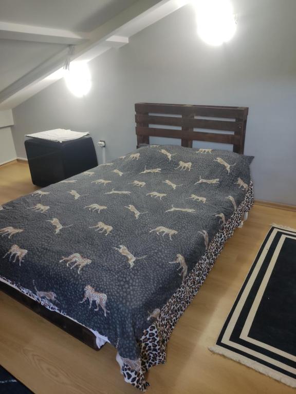 1 dormitorio con 1 cama con manta de caballo en Özel Villa, en Sarıyer