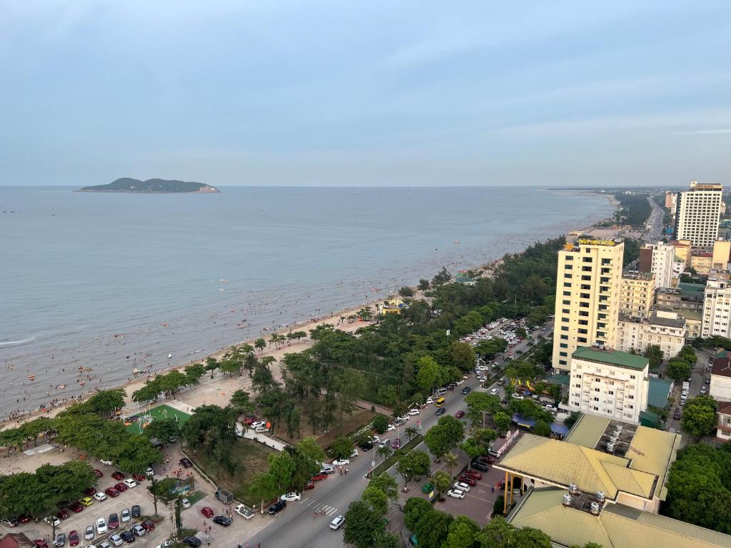 - une vue aérienne sur la plage et l'océan dans l'établissement Căn hộ Mường Thanh Cửa Lò 2108, à Dong Quan