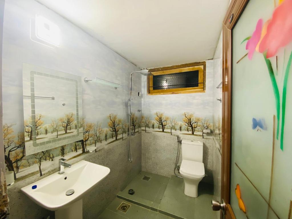 y baño con aseo y lavamanos. en SAKURA Guest House tourist only, en Wariyapola