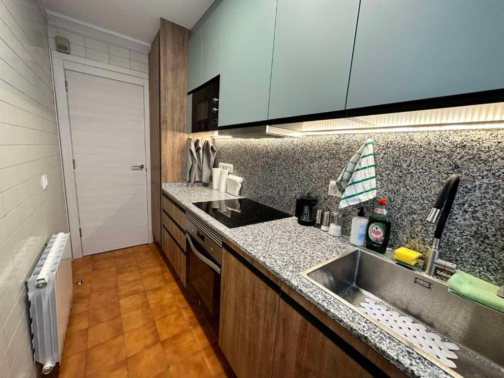 una cocina con fregadero y encimera en Sunnyside Lloret, en Lloret de Mar