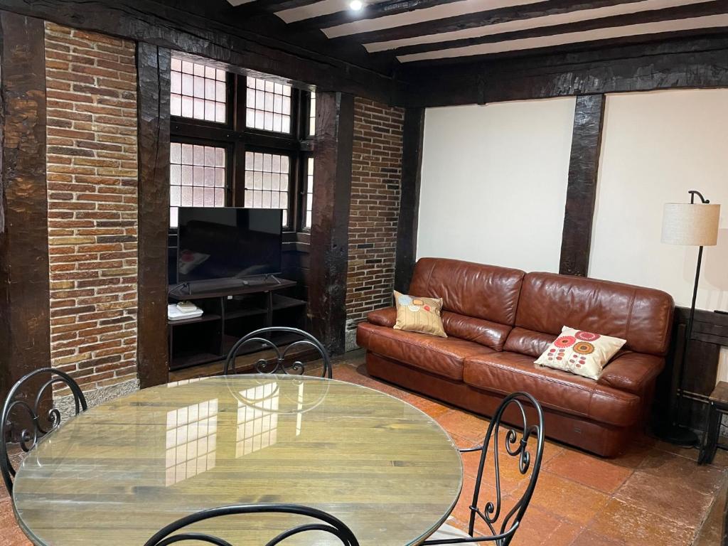Old Town Palace (Casco Viejo Bilbao) EBI01877 - Three-Bedroom Apartment