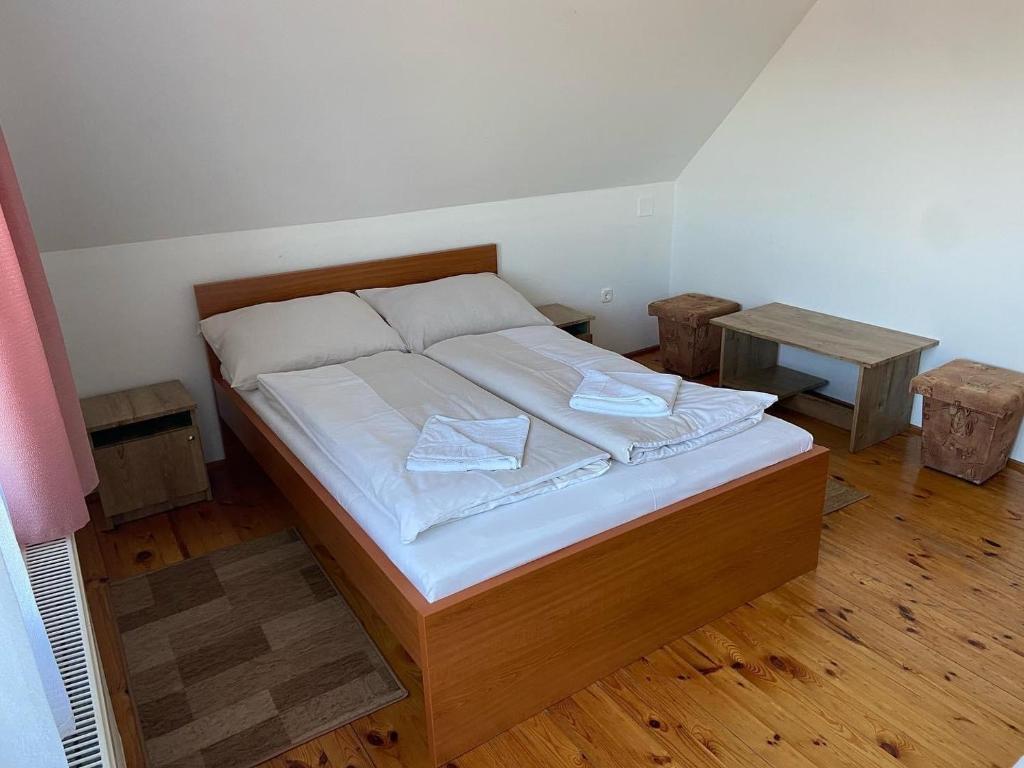 Postel nebo postele na pokoji v ubytování Erdőgyöngye Vendégház CSÖDE