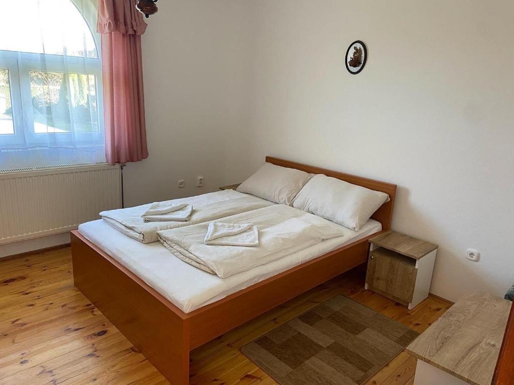 Postel nebo postele na pokoji v ubytování Erdőgyöngye Vendégház CSÖDE