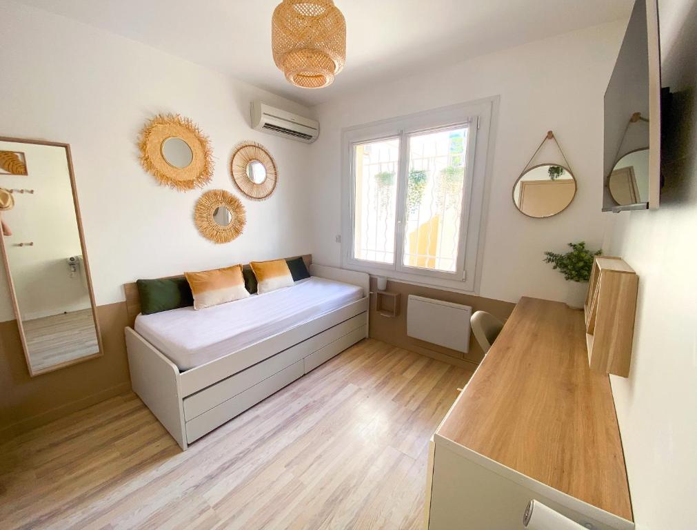 Habitación pequeña con cama y ventana en Chambre climatisée 2 lits - Proche Centre Tramway, en Montpellier