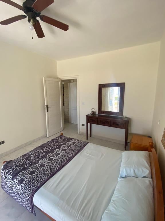 Postel nebo postele na pokoji v ubytování Chalet Marina Alamein first row sea view 3 bedroom-North Coast