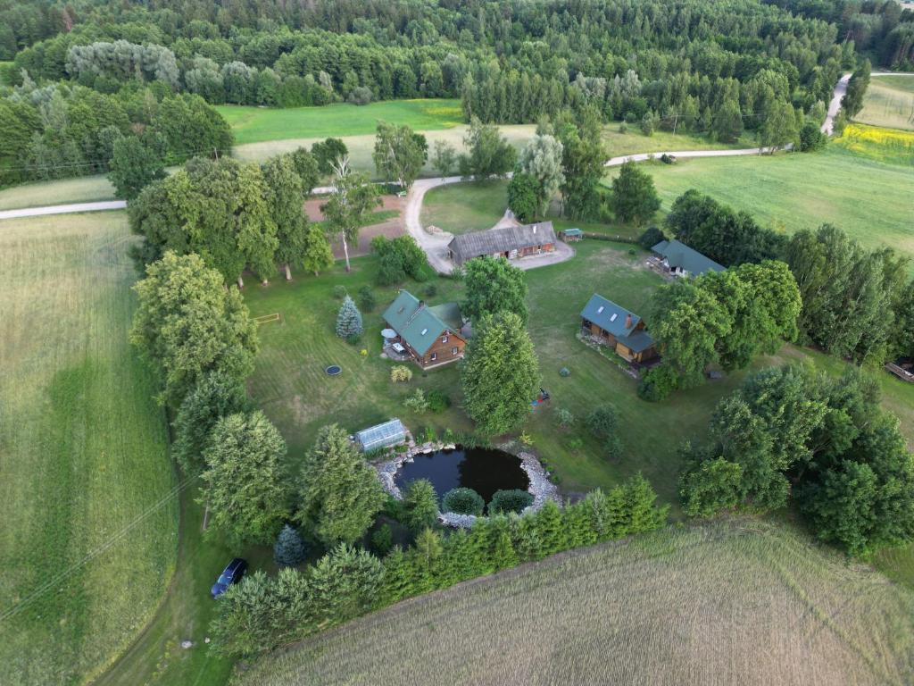 une vue aérienne sur une maison dans un champ dans l'établissement Gintaro sodyba, à Lazdijai