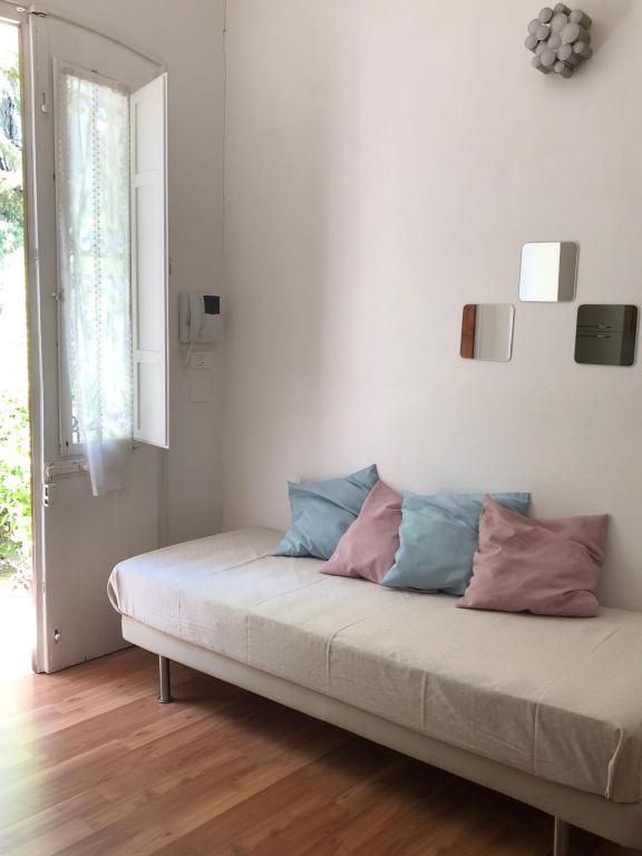 ein Sofa in einem Zimmer mit Fenster in der Unterkunft Villa Viola in Forlì