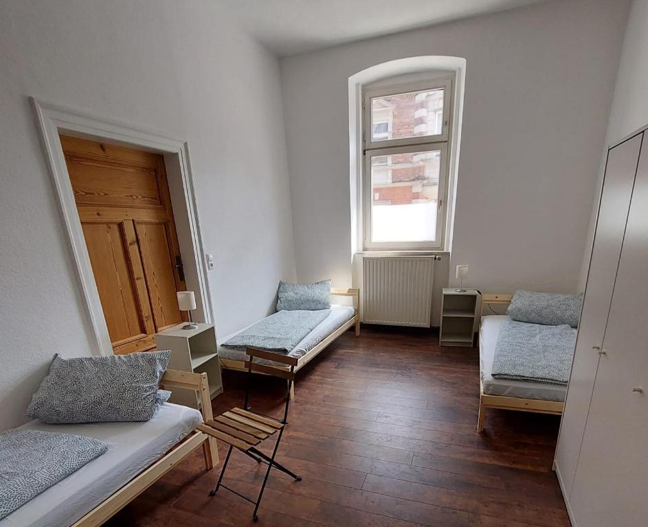 Cette chambre comprend 2 lits et une fenêtre. dans l'établissement Monteurszimmer in Hof, à Hof