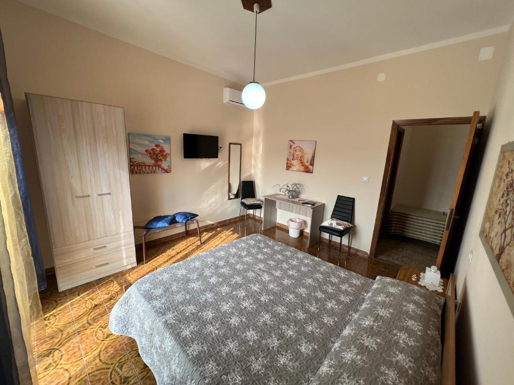 TV a/nebo společenská místnost v ubytování B&B EMPIRA Lamezia Terme