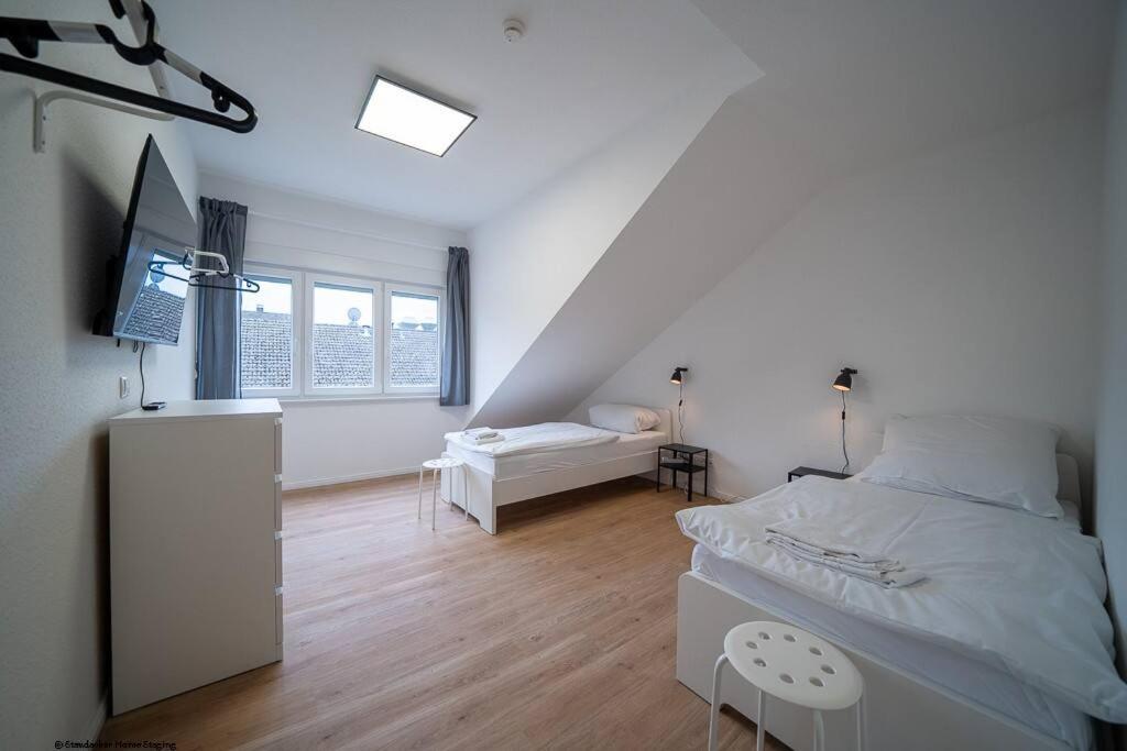 Habitación blanca con cama y TV. en DQ03 - Geräumige Monteurwohnung Koblenz en Koblenz