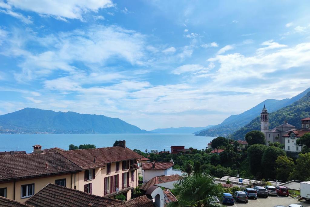 a view of a town with a lake and mountains at Casa Ilanga in Cannero Riviera