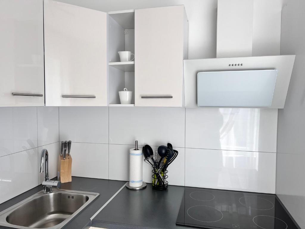 Prime Host Balcony Apartment - 13