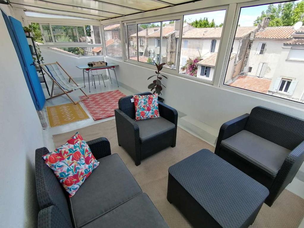 un salon avec deux chaises et un canapé dans l'établissement Maison 3 chambres+Centre ville+Terrase, à Arles