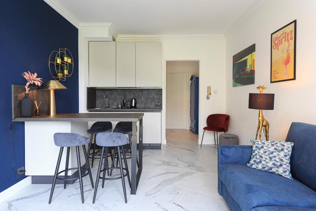 Il comprend une cuisine et un salon avec un canapé bleu. dans l'établissement Dolce Vita Baveno - By Impero House, à Baveno