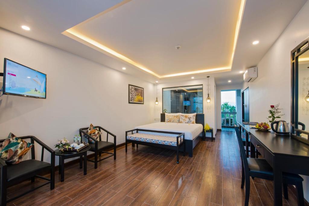 Giường trong phòng chung tại Gem Riverside Hotel Hoi An