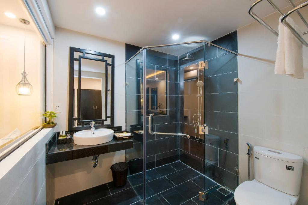 Phòng tắm tại Gem Riverside Hotel Hoi An