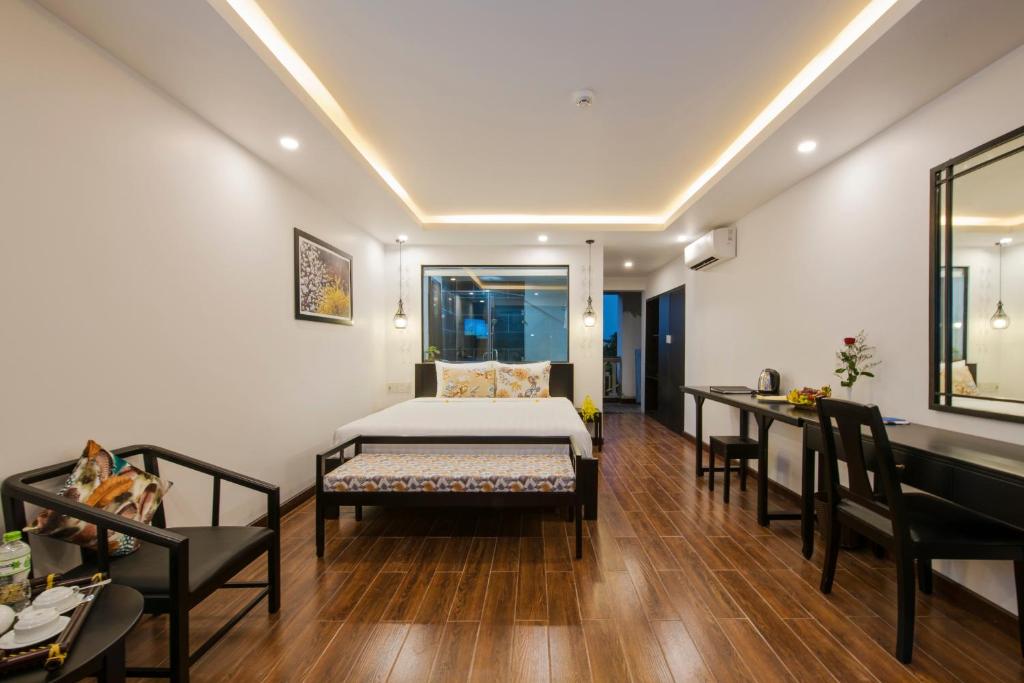 Postel nebo postele na pokoji v ubytování Gem Riverside Hotel Hoi An