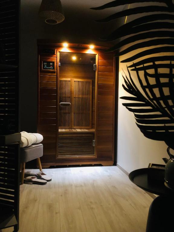 Cette chambre dispose d'une porte en bois avec une chaise. dans l'établissement L'escapade champenoise, à Villers-Marmery