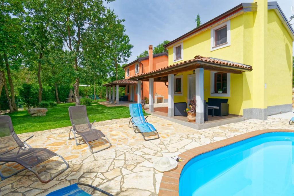 een villa met een zwembad voor een huis bij Holiday Home Sunny Twins in Grožnjan