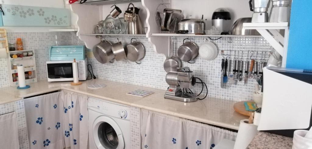 SavaにあるCasa Vacanza La Cravaのキッチン(洗濯機付)