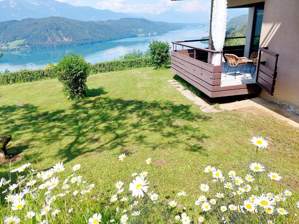 une maison avec vue sur un champ de fleurs dans l'établissement Panoramasuite am Millstättersee, à Dellach