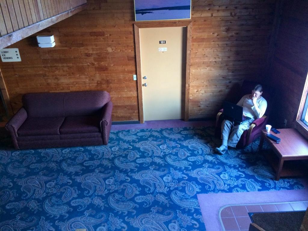 Posezení v ubytování Cedar Motor Inn