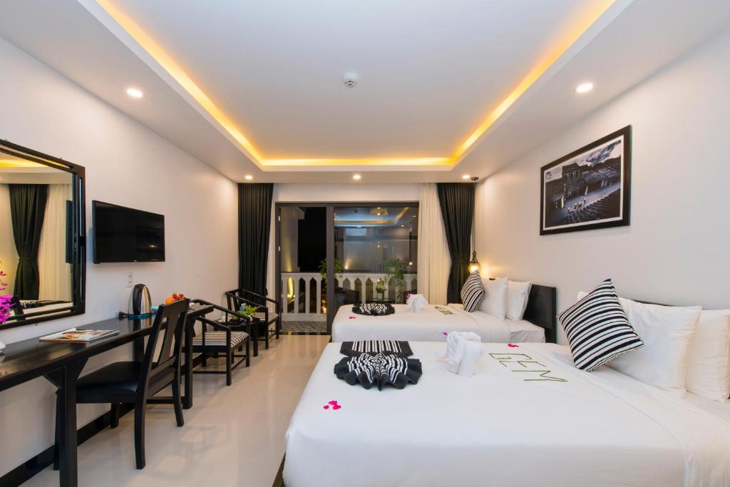 TV a/nebo společenská místnost v ubytování Gem Riverside Hotel Hoi An