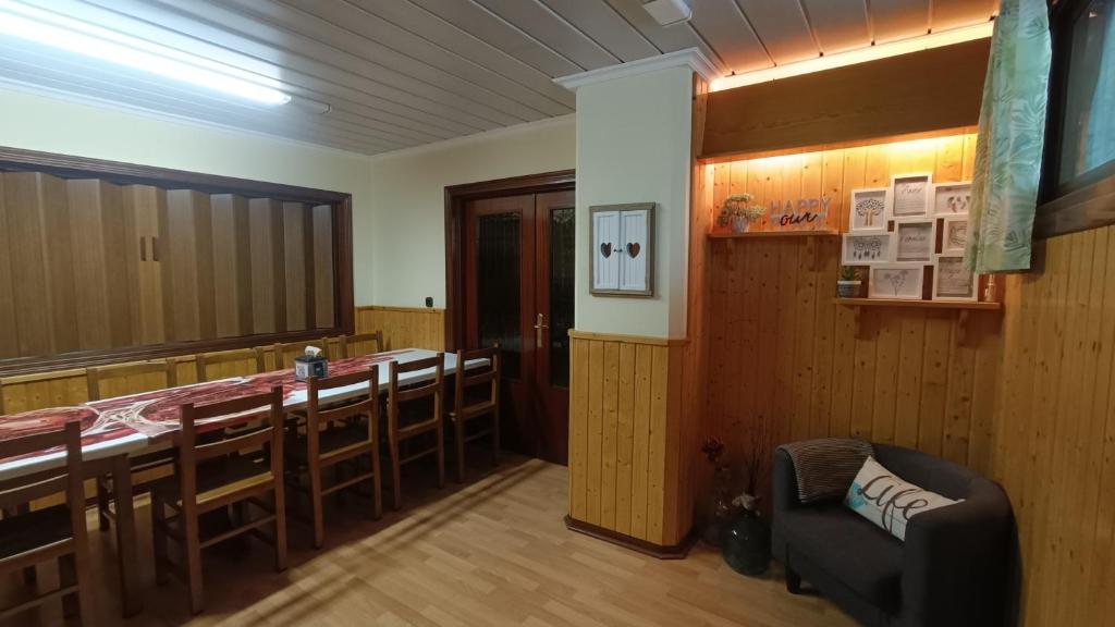 een eetkamer met een bar met krukken bij Apartamento loft Vitoria-Gasteiz in Vitoria-Gasteiz