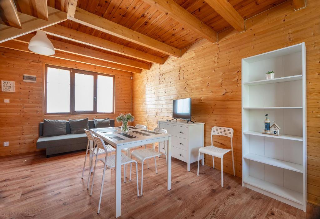 TV a/nebo společenská místnost v ubytování Domki LUX