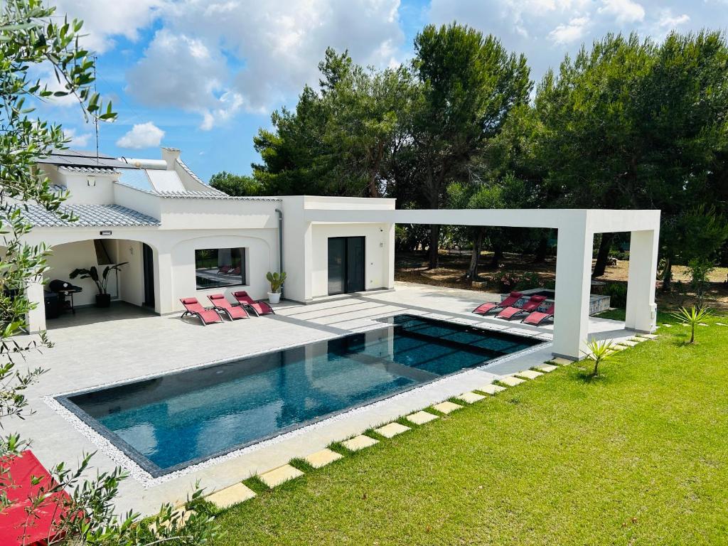 une villa avec piscine dans une cour dans l'établissement Villa Kalorama-private pool & Hot Tub, à San Vito dei Normanni